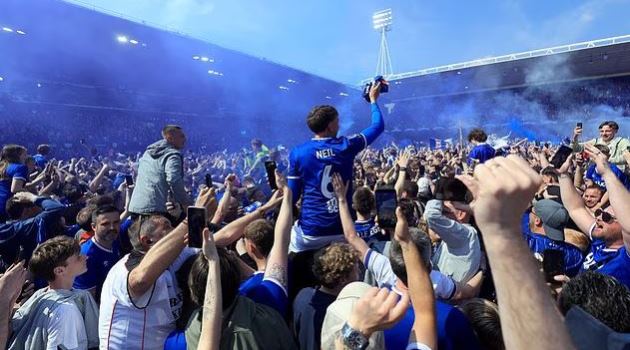Ảnh bài viết Biển người tràn xuống sân ăn mừng Ipswich Town thăng hạng