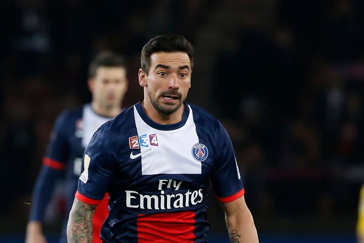 Ezequiel Lavezzi gây nhiều tranh cãi về đời sống cá nhân.