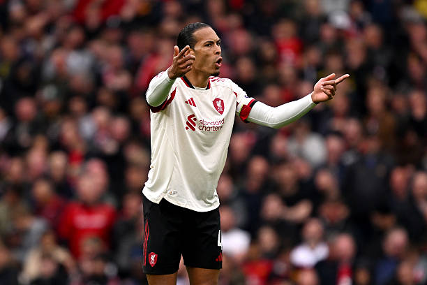 Virgil van Dijk – 6.1 điểm: Điều tương tự cũng có thể nói về Van Dijk. Dù đã xử lý tốt các mối đe dọa phản công liên tục, anh vẫn để cho Man United có quá nhiều khoảng trống tự do.