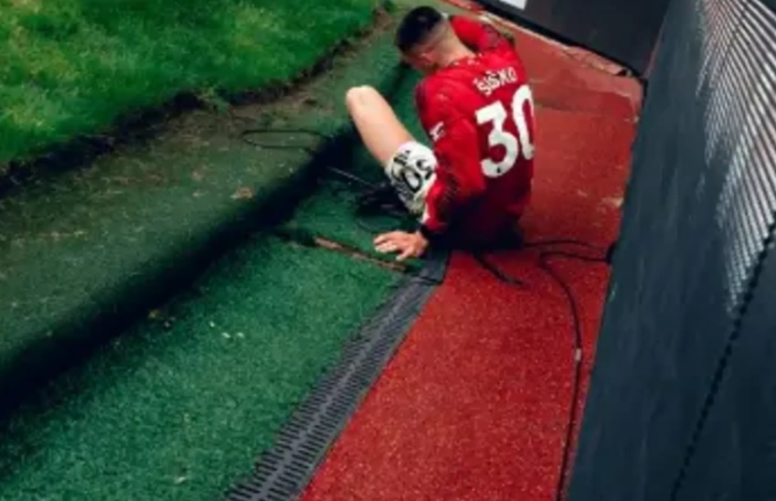 Ảnh bài viết Konate đẩy văng Sesko vào bảng quảng cáo tại Old Trafford