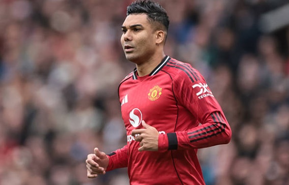 Tiền vệ trung tâm: Casemiro – 6.9 điểm Trong trận đấu lớn có thể là cuối cùng tại Old Trafford, Casemiro đã thể hiện bản lĩnh và kinh nghiệm dày dạn. Anh là máy quét hiệu quả trước vòng cấm, giúp giảm tải áp lực cho hàng thủ bằng những tình huống tranh chấp không ngại va chạm.

Tiền vệ trung tâm: Kobbie Mainoo – 7.9 điểm. Ngôi sao sáng nhất trận đấu. Mainoo không chỉ điều tiết nhịp độ trận đấu tuyệt vời mà còn trực tiếp ghi bàn thắng quý như vàng giúp Man Utd giành chiến thắng. Một màn trình diễn đẳng cấp khẳng định lý do tại sao anh vừa được ký hợp đồng dài hạn.

Tiền đạo cánh trái: Matheus Cunha – 7.7 điểm Cunha là nguồn cảm hứng lớn trên hàng công với những pha đi bóng lắt léo khiến hàng thủ Liverpool rối loạn. Bàn thắng mở tỷ số sớm của anh đã giúp Man Utd giải tỏa áp lực và thiết lập thế trận chủ động ngay từ đầu.

Tiền vệ công: Bruno Fernandes – 6.8 điểm. Thủ quân của Man Utd vẫn là tâm điểm trong các đợt lên bóng. Dù không trực tiếp ghi bàn hay kiến tạo, nhưng nhãn quan chiến thuật của Bruno đã góp công lớn vào bàn thắng thứ hai. Anh chơi đầy nỗ lực cho đến khi rời sân để nhường chỗ cho các phương án phòng ngự.

Tiền đạo cánh phải: Bryan Mbeumo – 6.6 điểm Hoạt động tích cực bên hành lang phải và đóng góp nhiều vào lối chơi chung nhờ tốc độ. Mbeumo đã có những pha chạy chỗ thông minh, mở ra khoảng trống cho đồng đội, dù sự hiệu quả trong những pha dứt điểm cuối cùng cần được cải thiện.

Tiền đạo cắm: Benjamin Sesko – 7.1 điểm Một ngày thi đấu thành công của tiền đạo trẻ. Khả năng chọn vị trí thông minh đã giúp anh có bàn thắng nhân đôi cách biệt. Sesko cho thấy sự hòa nhập tuyệt vời trong mùa giải đầu tiên tại Ngoại hạng Anh với khả năng tì đè và dứt điểm đa dạng.