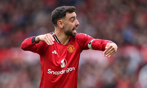 Tiền vệ công: Bruno Fernandes – 6.8 điểm. Thủ quân của Man Utd vẫn là tâm điểm trong các đợt lên bóng. Dù không trực tiếp ghi bàn hay kiến tạo, nhưng nhãn quan chiến thuật của Bruno đã góp công lớn vào bàn thắng thứ hai. Anh chơi đầy nỗ lực cho đến khi rời sân để nhường chỗ cho các phương án phòng ngự.

Tiền đạo cánh phải: Bryan Mbeumo – 6.6 điểm Hoạt động tích cực bên hành lang phải và đóng góp nhiều vào lối chơi chung nhờ tốc độ. Mbeumo đã có những pha chạy chỗ thông minh, mở ra khoảng trống cho đồng đội, dù sự hiệu quả trong những pha dứt điểm cuối cùng cần được cải thiện.

Tiền đạo cắm: Benjamin Sesko – 7.1 điểm Một ngày thi đấu thành công của tiền đạo trẻ. Khả năng chọn vị trí thông minh đã giúp anh có bàn thắng nhân đôi cách biệt. Sesko cho thấy sự hòa nhập tuyệt vời trong mùa giải đầu tiên tại Ngoại hạng Anh với khả năng tì đè và dứt điểm đa dạng.