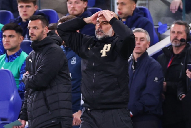 Ảnh bài viết Khoảnh khắc Pep Guardiola sốc và uống nước gây bão mạng xã hội