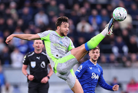 Nico Gonzalez (6.1 điểm): Hoàn thành tốt vai trò luân chuyển bóng trong hiệp một giúp Man City duy trì áp lực. Tuy nhiên, Gonzalez hoàn toàn "mất hút" khi trận đấu rơi vào trạng thái hỗn loạn và không thể giúp đội nhà kiểm soát lại khu trung tuyến.

Bernardo Silva (6.5 điểm): Hoạt động không biết mệt mỏi trên khắp mặt sân và là hạt nhân trong lối chơi pressing. Dù vậy, tầm ảnh hưởng của tiền vệ người Bồ Đào Nha giảm sút đáng kể sau giờ nghỉ khi Man City đánh mất thế trận vào tay đối thủ.

Rayan Cherki (7.0 điểm): Một trận đấu tương đối thành công của tân binh này với một đường kiến tạo dọn cỗ cho Doku. Cherki thi đấu sáng tạo, luôn là nguồn cung cấp bóng nguy hiểm cho hàng công và suýt chút nữa đã có bàn thắng cho riêng mình.

Antoine Semenyo (6.3 điểm): Thể hiện tốc độ và sự lắt léo bên hành lang cánh phải trong khoảng thời gian đầu trận. Tuy nhiên, Semenyo lại thiếu đi sự sắc sảo trong các pha dứt điểm cuối cùng và sớm bị thay ra khi thể lực giảm sút.

Erling Haaland (7.5 điểm): Dù không có nhiều bóng và phạm sai lầm trong tình huống chống phạt góc dẫn đến bàn thua, Haaland vẫn chứng minh đẳng cấp của một sát thủ. Pha dứt điểm lạnh lùng rút ngắn tỷ số xuống 2-3 của anh chính là tiền đề cho giúp Man City vùng lên sau đó.

Jeremy Doku (8.6 điểm): Cầu thủ xuất sắc nhất trận đấu. Doku là nỗi khiếp sợ thường trực cho hàng thủ Everton bằng những pha đi bóng tốc độ. Hai siêu phẩm từ cả hai chân, đặc biệt là bàn gỡ hòa 3-3 ở phút 90+7, đã trực tiếp mang về điểm số cho Man City.