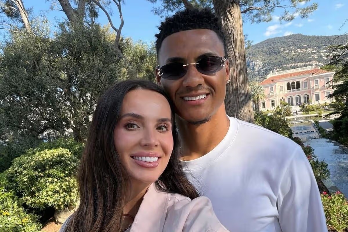 Ollie Watkins và vợ Ellie.