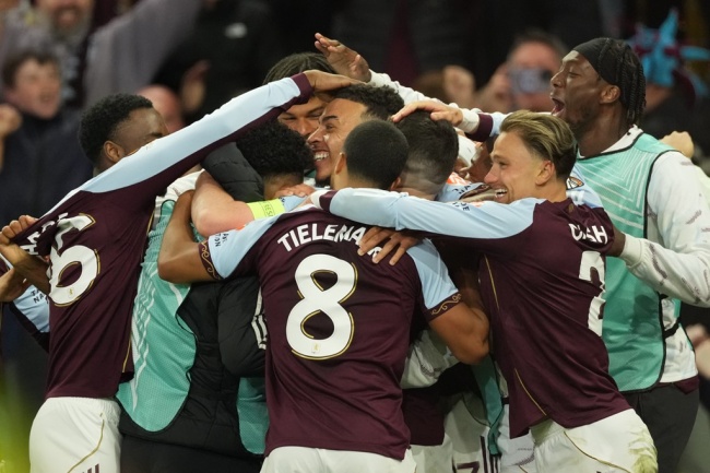 Aston Villa hủy diệt Nottingham.