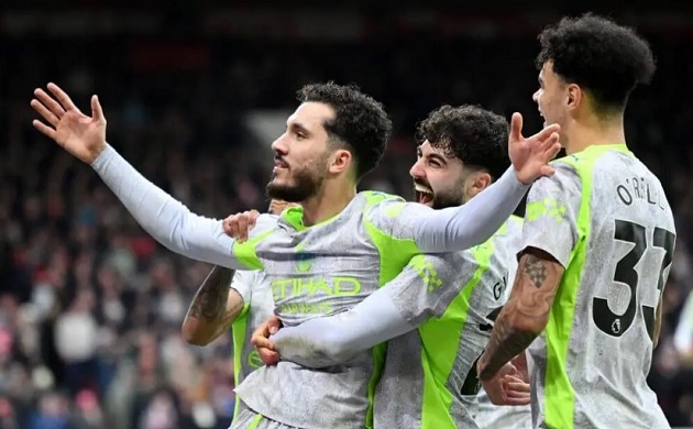 Man City vẫn nỗ lực bám đuổi đến cùng.