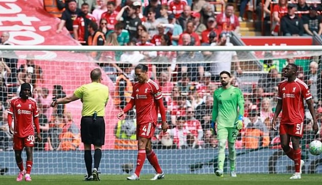 Liverpool mất điểm trước một Chelsea khủng hoảng.