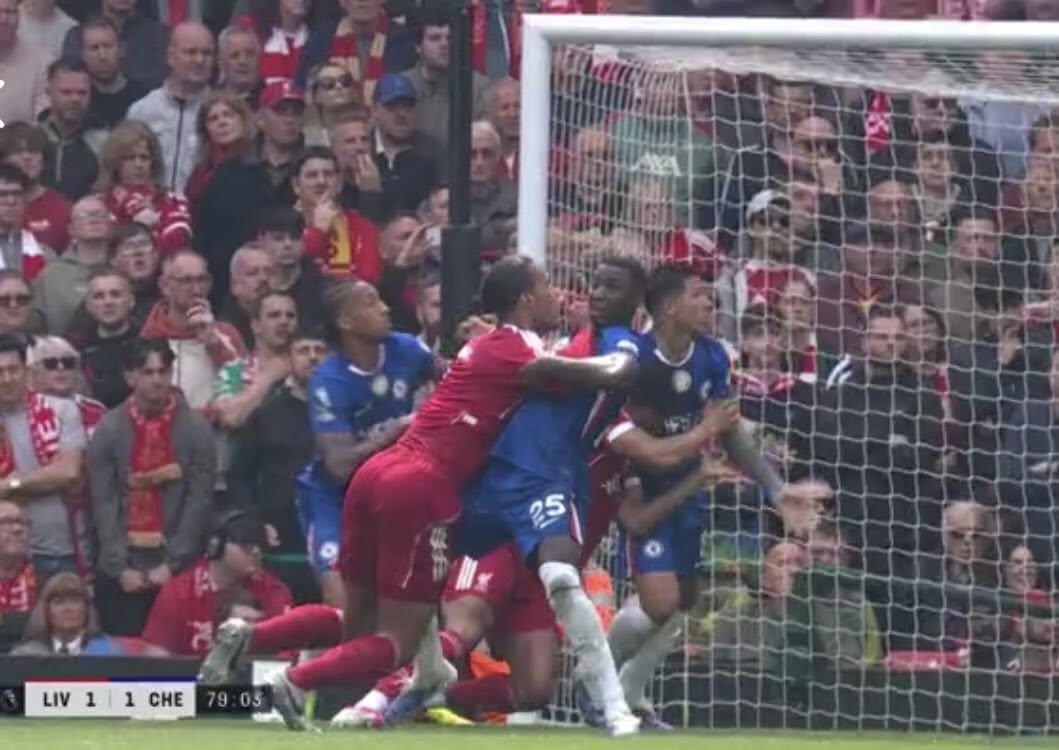 Van Dijk đã bị phạm lỗi khá rõ ràng.