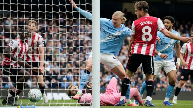 Haaland ghi bàn cho Man City.