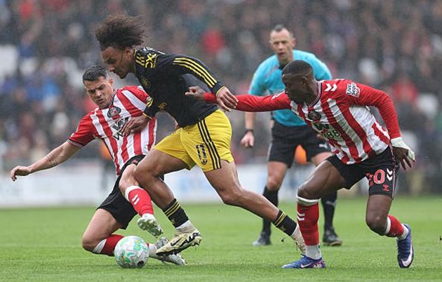 Ảnh bài viết Zirkzee tự khép lại cánh cửa sự nghiệp tại Man Utd