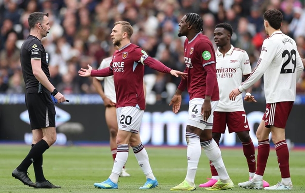 Ảnh bài viết Arsenal hụt phạt đền sau tình huống "bơi ếch" của Pablo