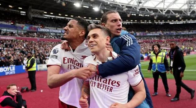 Arsenal ở rất gần ngôi vô địch Ngoại hạng Anh.