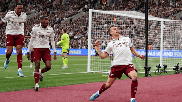 Ảnh bài viết Trossard ngả mũ trước Odegaard sau trận thắng West Ham