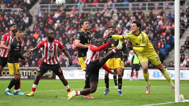 Senne Lammens chứng tỏ bản thân một cách xuất sắc ngay mùa đầu tiên trấn giữ khung gỗ Man United.