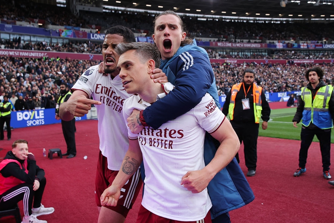 Arsenal đã rất gần danh hiệu vô địch Ngoại hạng Anh sau chiến thắng trước West Ham.