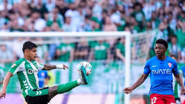 Cucho Hernandez giúp Betis có bàn mở tỷ số.