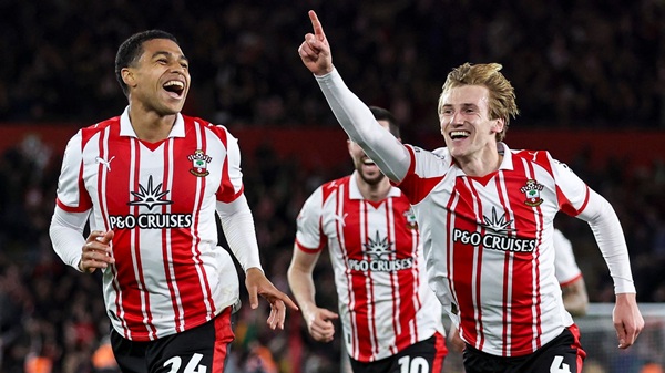 Shea Charles đưa Southampton tiến sát vé thăng hạng.