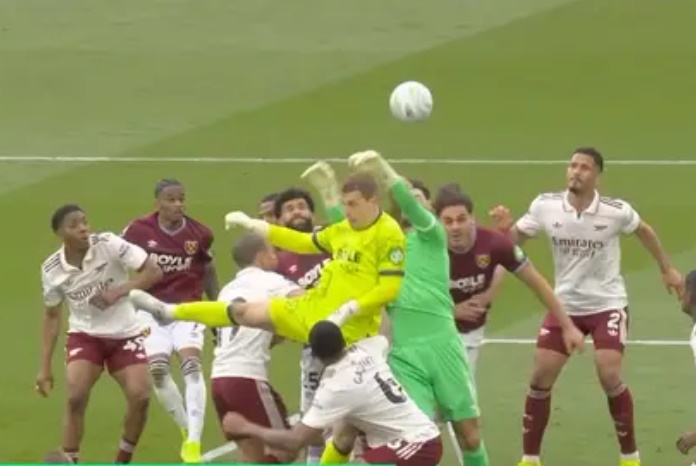 Ảnh bài viết Lộ đoạn hội thoại VAR vụ West Ham bị tước bàn thắng trước Arsenal