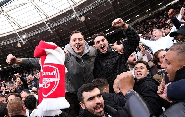 Người hâm mộ Arsenal đang rất khát khao chứng kiến đội nhà vô địch Ngoại hạng Anh sau hơn 2 thập kỷ chờ đợi.