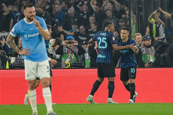 Thủ quân Martinez ghi dấu ấn với bàn thắng nâng tỷ số lên 2-0.