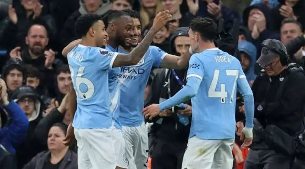 Man City gây sức ép đáng kể lên Arsenal trong cuộc đua vô địch Ngoại hạng Anh.