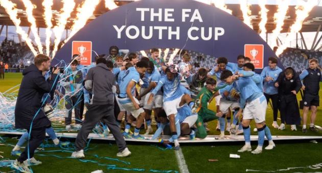 Niềm vui của các cầu thủ U18 Man City bị gián đoạn bởi sự cố hy hữu.