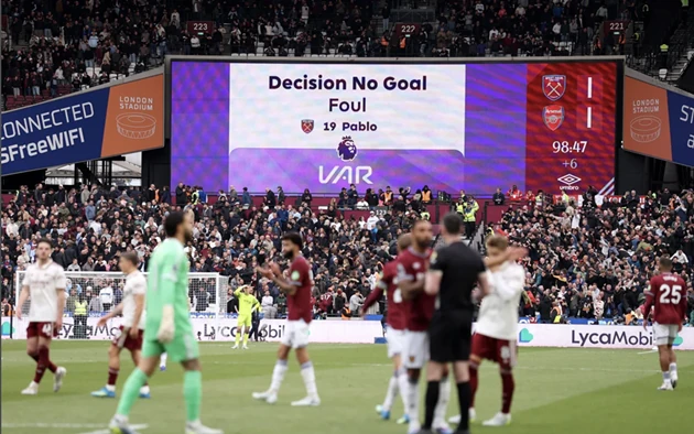 Ảnh bài viết FA trừng phạt HLV West Ham sau bê bối VAR trận Arsenal