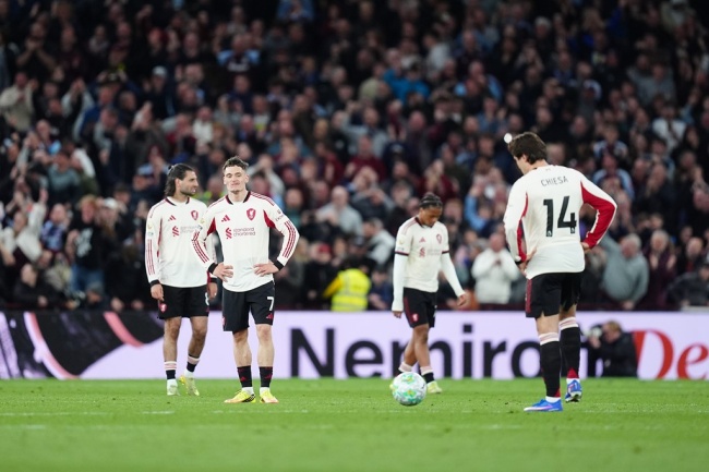 Liverpool thua bạc nhược trước Aston Villa.