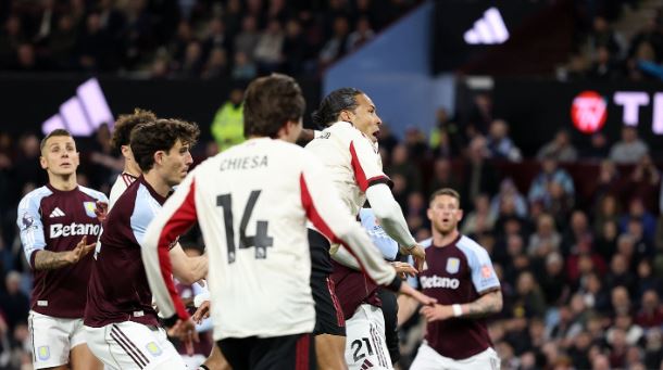 Trung vệ: Virgil van Dijk — 7.3: Một cú đúp bàn thắng trớ trêu nhất trong sự nghiệp của anh. Ngay từ tiếng còi khai cuộc, thủ quân của Liverpool đã hoàn toàn bị Watkins làm cho rối loạn; tiền đạo đối phương như đang thi đấu ở một tốc độ khác hoàn toàn so với một đội trưởng di chuyển chậm chạp.

Hậu vệ trái: Milos Kerkez — 5.6: Phải đối đầu với một đối thủ tận dụng triệt để sức mạnh thể chất, Kerkez liên tục bị John McGinn – người luôn làm chủ cuộc chơi – đè bẹp và cô lập ở phần sân nhà.

Tiền vệ trung tâm: Ryan Gravenberch — 6.3: Đi bộ khắp mặt sân trong một chiều xuân muộn, Gravenberch thể hiện một sự uể oải và lười biếng khó hiểu trong lối chơi.

Tiền vệ trung tâm: Alexis Mac Allister — 6: Một trận đấu hoàn toàn mờ nhạt, tiêu biểu là tình huống ăn vạ gây xấu hổ nhằm khiến Ezri Konsa bị đuổi khỏi sân.

Tiền vệ tấn công: Dominik Szoboszlai — 6.6: Ngôi sao người Hungary không phải là người duy nhất trượt ngã, nhưng pha trượt chân của anh lại gây ra hậu quả tai hại nhất. Bù lại, anh đã có hai pha kiến tạo cho Van Dijk lập công.

Tiền đạo cánh phải: Curtis Jones — 6.2: Bị đẩy ra cánh phải, một tiền vệ thuần túy như Jones được giao nhiệm vụ bám biên để giãn rộng đội hình, nhưng điều đó chỉ khiến anh tự tách mình ra khỏi những tình huống nguy hiểm của trận đấu.

Tiền đạo cắm: Cody Gakpo — 6.2: Mỗi cơ hội đến với Gakpo dường như lại trở thành một dịp để sự tự tin của anh tiếp tục sụt giảm.

Tiền đạo cánh trái: Rio Ngumoha — 6.1: Liên tục đòi bóng và tận dụng mọi tình huống chạm bóng để đột phá trực diện về phía khung thành đối phương. Tiếc là tài năng trẻ này không đem lại sự khác biệt.

Chấm điểm màn trình diễn của 2 đội. Ảnh: BongDa.com.vn.