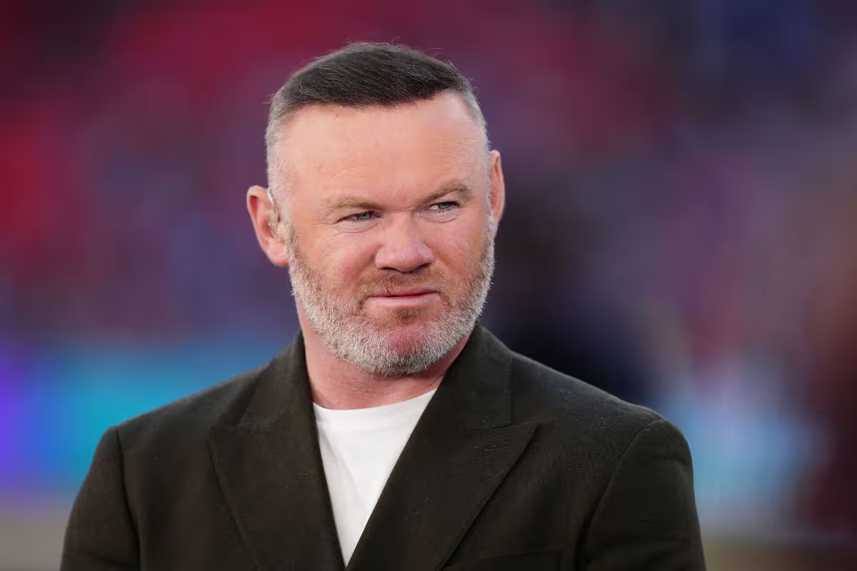 Wayne Rooney dính chấn thương khi thực hiện một số bài tập với Jordan Pickford.