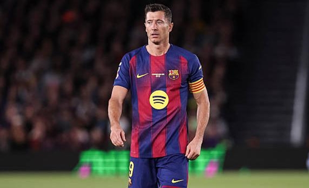 Robert Lewandowski chia tay sân Camp Nou sau trận thắng Real Betis.