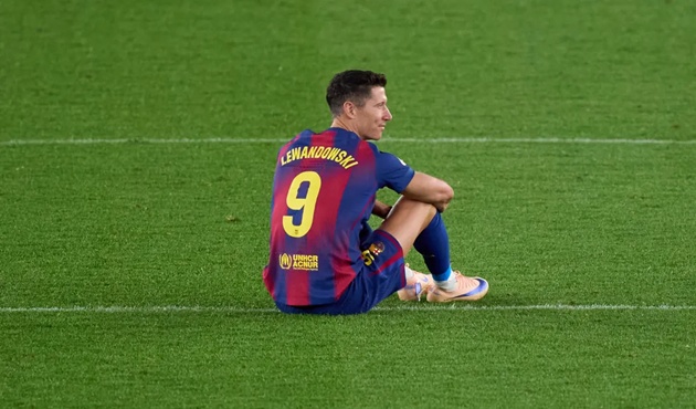 Lewandowski ngồi một mình ở vòng tròn trung tâm sân Camp Nou.