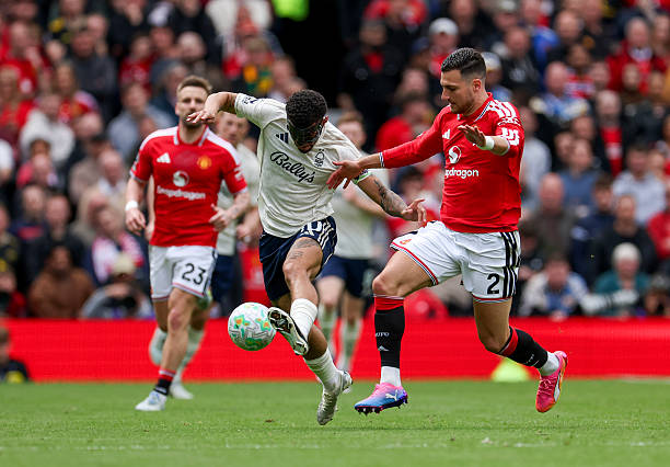 Gibbs-White tỏa sáng trước Man Utd.
