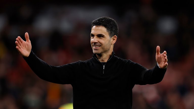 Arsenal chuẩn bị nâng cúp sau 22 năm.