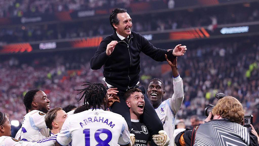 Ảnh bài viết Martinez nén đau do gãy ngón tay, đưa Aston Villa lên đỉnh châu Âu