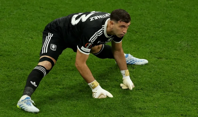 Thủ môn: Emiliano Martinez – 7.6 điểm. Vượt qua nỗi lo chấn thương trong lúc khởi động, thủ thành người Argentina đã có một trận đấu tập trung. Dù không phải đối mặt với quá nhiều cú dứt điểm hiểm hóc, Martinez vẫn cho thấy sự chắc chắn trong việc làm chủ không gian và hóa giải các tình huống bóng bổng, bảo vệ vững chắc mành lưới đội nhà.

Hậu vệ phải: Matty Cash – 7.4 điểm. Sớm nhận thẻ vàng ở ngay phút thứ 2 sau một pha vào bóng quyết liệt, tuy nhiên Cash đã duy trì sự tỉnh táo đáng kinh ngạc trong phần còn lại của trận đấu. Anh hoàn thành tốt nhiệm vụ phòng ngự biên và đảm bảo an toàn cho hành lang cánh phải trước các đợt lên bóng của Freiburg.

Trung vệ: Ezri Konsa – 7.7 điểm. Trụ cột hàng thủ của Villa có một đêm thi đấu nhàn nhã nhưng cực kỳ hiệu quả. Konsa thực hiện nhiều pha cắt bóng chính xác và duy trì khả năng luân chuyển bóng từ tuyến dưới với tỷ lệ chính xác cao. Anh cũng là mối đe dọa thường trực trong các tình huống lên tham gia phạt góc.

Trung vệ: Pau Torres – 7.0 điểm. Trung vệ người Tây Ban Nha có màn phối hợp ăn ý cùng Konsa. Điểm nhấn lớn nhất của anh là tình huống can thiệp kịp thời để ngăn chặn cú dứt điểm cận thành của Philipp Lienhart. 

Hậu vệ trái: Lucas Digne – 7.4 điểm. Hậu vệ người Pháp có một màn trình diễn tròn vai. Digne ưu tiên sự an toàn bên phần sân nhà, thực hiện tốt các nhiệm vụ phòng ngự cơ bản và thỉnh thoảng có những pha dâng cao hỗ trợ tấn công ở mức ổn định trước khi được thay ra nghỉ.

Tiền vệ trung tâm: Victor Nilsson Lindelof – 7.0 điểm. Tiếp tục được Unai Emery tin dùng ở vai trò tiền vệ phòng ngự, cầu thủ người Thụy Điển đã làm tốt nhiệm vụ càn quét và bọc lót kịp thời cho bộ tứ vệ. Khả năng chọn vị trí và đọc tình huống của anh giúp Villa duy trì được sự cân bằng trong sơ đồ 4-2-3-1.

Tiền vệ trung tâm: Youri Tielemans – 8.2 điểm. Nhạc trưởng của Villa đã có một trận đấu đẳng cấp. Chính anh là người khai thông bế tắc bằng một cú vô lê không thể cản phá từ sát vòng cấm địa sau đường chuyền của Rogers. Sự điềm tĩnh và khả năng điều tiết nhịp độ của Tielemans là chìa khóa giúp Villa kiểm soát hoàn toàn khu trung tuyến.

Tiền vệ cánh phải: John McGinn – 7.5 điểm. Thủ quân của Villa hoạt động như một con thoi không biết mệt mỏi. McGinn chính là người tung ra đường chuyền dọn cỗ cho Buendia nhân đôi cách biệt. Sự năng nổ và khả năng tranh chấp của tiền vệ người Scotland luôn khiến hàng thủ đối phương phải vất vả chống đỡ.


Tiền vệ tấn công: Morgan Rogers – 8.4 điểm. Cầu thủ xuất sắc nhất trận đấu. Rogers in dấu giày vào hai bàn thắng với một pha kiến tạo tinh tế cho Tielemans và tự mình ghi bàn thắng ấn định tỉ số 3-0 sau một pha phối hợp tập thể mẫu mực. Tốc độ và kỹ thuật của anh là nỗi khiếp sợ cho Freiburg suốt cả trận.

Tiền vệ cánh trái: Emiliano Buendia – 8.2 điểm. Bất chấp việc nhận một thẻ vàng sớm, ngôi sao người Argentina vẫn thể hiện được nhãn quan thiên tài. Anh lập siêu phẩm cứa lòng vào góc xa và sau đó có pha xử lý kỹ thuật trước khi kiến tạo cho Rogers ghi bàn. Buendia chỉ thiếu một chút may mắn để có được cú đúp cho riêng mình.

Tiền đạo: Ollie Watkins – 6.9 điểm. Dù không trực tiếp ghi bàn, đóng góp của Watkins vào lối chơi chung là rất lớn. Khả năng di chuyển không bóng và tì đè của anh đã thu hút các hậu vệ đối phương, tạo ra những khoảng trống mênh mông cho các vệ tinh xung quanh như Rogers hay Buendia khai thác.