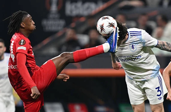 Tiền vệ trung tâm: Victor Nilsson Lindelof – 7.0 điểm. Tiếp tục được Unai Emery tin dùng ở vai trò tiền vệ phòng ngự, cầu thủ người Thụy Điển đã làm tốt nhiệm vụ càn quét và bọc lót kịp thời cho bộ tứ vệ. Khả năng chọn vị trí và đọc tình huống của anh giúp Villa duy trì được sự cân bằng trong sơ đồ 4-2-3-1.

Tiền vệ trung tâm: Youri Tielemans – 8.2 điểm. Nhạc trưởng của Villa đã có một trận đấu đẳng cấp. Chính anh là người khai thông bế tắc bằng một cú vô lê không thể cản phá từ sát vòng cấm địa sau đường chuyền của Rogers. Sự điềm tĩnh và khả năng điều tiết nhịp độ của Tielemans là chìa khóa giúp Villa kiểm soát hoàn toàn khu trung tuyến.

Tiền vệ cánh phải: John McGinn – 7.5 điểm. Thủ quân của Villa hoạt động như một con thoi không biết mệt mỏi. McGinn chính là người tung ra đường chuyền dọn cỗ cho Buendia nhân đôi cách biệt. Sự năng nổ và khả năng tranh chấp của tiền vệ người Scotland luôn khiến hàng thủ đối phương phải vất vả chống đỡ.


Tiền vệ tấn công: Morgan Rogers – 8.4 điểm. Cầu thủ xuất sắc nhất trận đấu. Rogers in dấu giày vào hai bàn thắng với một pha kiến tạo tinh tế cho Tielemans và tự mình ghi bàn thắng ấn định tỉ số 3-0 sau một pha phối hợp tập thể mẫu mực. Tốc độ và kỹ thuật của anh là nỗi khiếp sợ cho Freiburg suốt cả trận.

Tiền vệ cánh trái: Emiliano Buendia – 8.2 điểm. Bất chấp việc nhận một thẻ vàng sớm, ngôi sao người Argentina vẫn thể hiện được nhãn quan thiên tài. Anh lập siêu phẩm cứa lòng vào góc xa và sau đó có pha xử lý kỹ thuật trước khi kiến tạo cho Rogers ghi bàn. Buendia chỉ thiếu một chút may mắn để có được cú đúp cho riêng mình.

Tiền đạo: Ollie Watkins – 6.9 điểm. Dù không trực tiếp ghi bàn, đóng góp của Watkins vào lối chơi chung là rất lớn. Khả năng di chuyển không bóng và tì đè của anh đã thu hút các hậu vệ đối phương, tạo ra những khoảng trống mênh mông cho các vệ tinh xung quanh như Rogers hay Buendia khai thác.