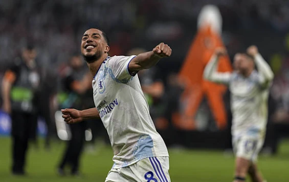 Tiền vệ trung tâm: Youri Tielemans – 8.2 điểm. Nhạc trưởng của Villa đã có một trận đấu đẳng cấp. Chính anh là người khai thông bế tắc bằng một cú vô lê không thể cản phá từ sát vòng cấm địa sau đường chuyền của Rogers. Sự điềm tĩnh và khả năng điều tiết nhịp độ của Tielemans là chìa khóa giúp Villa kiểm soát hoàn toàn khu trung tuyến.

Tiền vệ cánh phải: John McGinn – 7.5 điểm. Thủ quân của Villa hoạt động như một con thoi không biết mệt mỏi. McGinn chính là người tung ra đường chuyền dọn cỗ cho Buendia nhân đôi cách biệt. Sự năng nổ và khả năng tranh chấp của tiền vệ người Scotland luôn khiến hàng thủ đối phương phải vất vả chống đỡ.


Tiền vệ tấn công: Morgan Rogers – 8.4 điểm. Cầu thủ xuất sắc nhất trận đấu. Rogers in dấu giày vào hai bàn thắng với một pha kiến tạo tinh tế cho Tielemans và tự mình ghi bàn thắng ấn định tỉ số 3-0 sau một pha phối hợp tập thể mẫu mực. Tốc độ và kỹ thuật của anh là nỗi khiếp sợ cho Freiburg suốt cả trận.

Tiền vệ cánh trái: Emiliano Buendia – 8.2 điểm. Bất chấp việc nhận một thẻ vàng sớm, ngôi sao người Argentina vẫn thể hiện được nhãn quan thiên tài. Anh lập siêu phẩm cứa lòng vào góc xa và sau đó có pha xử lý kỹ thuật trước khi kiến tạo cho Rogers ghi bàn. Buendia chỉ thiếu một chút may mắn để có được cú đúp cho riêng mình.

Tiền đạo: Ollie Watkins – 6.9 điểm. Dù không trực tiếp ghi bàn, đóng góp của Watkins vào lối chơi chung là rất lớn. Khả năng di chuyển không bóng và tì đè của anh đã thu hút các hậu vệ đối phương, tạo ra những khoảng trống mênh mông cho các vệ tinh xung quanh như Rogers hay Buendia khai thác.