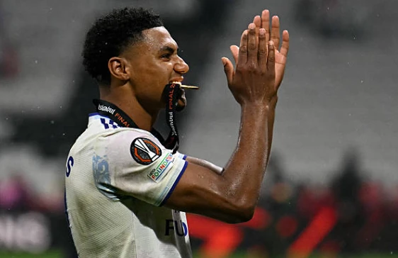 Tiền đạo: Ollie Watkins – 6.9 điểm. Dù không trực tiếp ghi bàn, đóng góp của Watkins vào lối chơi chung là rất lớn. Khả năng di chuyển không bóng và tì đè của anh đã thu hút các hậu vệ đối phương, tạo ra những khoảng trống mênh mông cho các vệ tinh xung quanh như Rogers hay Buendia khai thác.