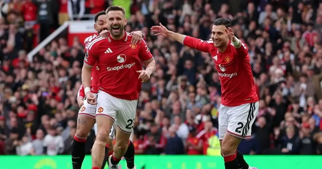 Luke Shaw ăn mừng bàn thắng vào lưới Nottingham tại Old Trafford.