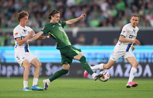 Ảnh bài viết Dennis Seimen chơi xuất thần giúp Paderborn cầm hòa Wolfsburg