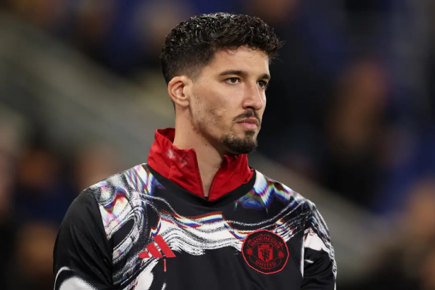 Ảnh bài viết Bayindir bóng gió về chuyện rời Man Utd