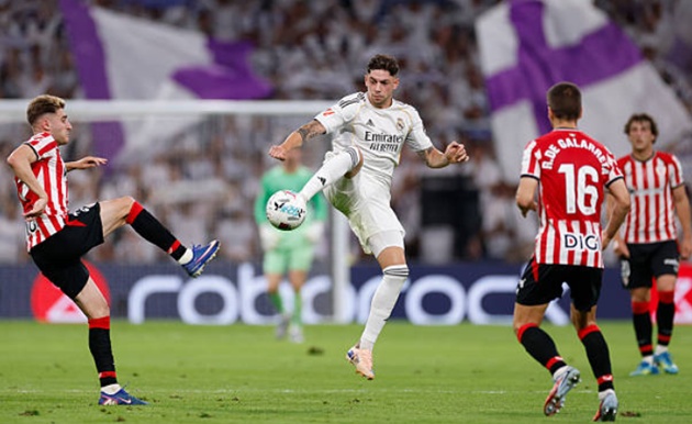 Federico Valverde - 7.0 điểm: Trở lại vai trò thủ lĩnh khu trung tuyến, tiền vệ người Uruguay vẫn duy trì sự bền bỉ và tinh thần chiến đấu quật khởi. Valverde là "máy quét" quan trọng giúp Real kiểm soát hoàn toàn nhịp độ trận đấu.