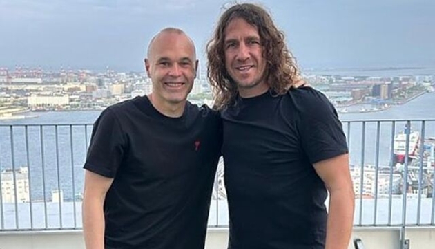 Puyol và Iniesta sắp tới Việt Nam đá giao hữu.