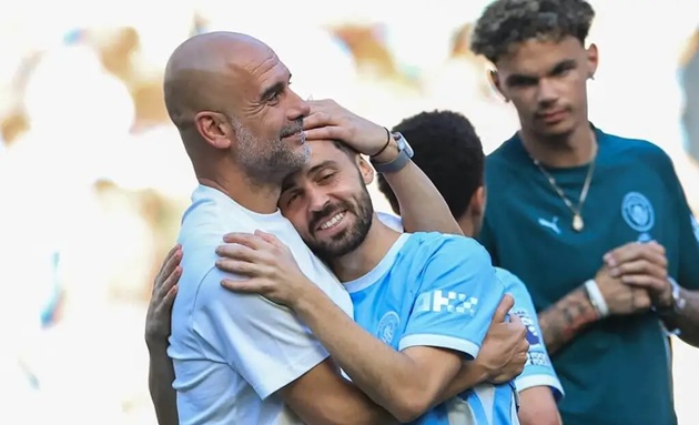 Pep Guardiola và Bernardo Silva rơi lệ tại Etihad.