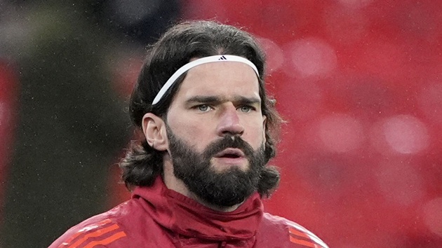 Alisson đồng ý ở lại Liverpool.