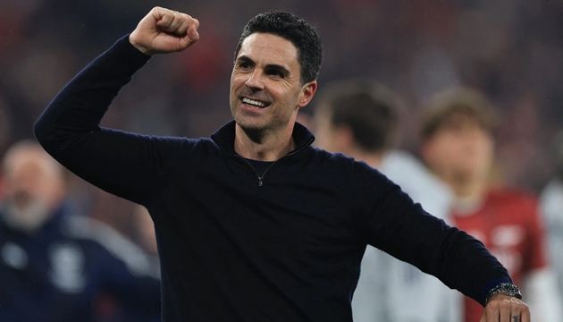 Mikel Arteta đã chạm tay vào cúp vô địch Ngoại hạng Anh cùng Arsenal sau một mùa giải nghẹt thở.