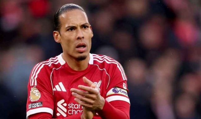 Chris Waddle cho rằng Liverpool nên sớm chia tay Van Dijk.