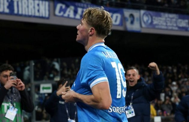 Việc bán đưt Hojlund sang Napoli giúp MU có thêm tiền "đi chợ".